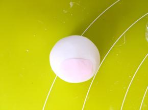 之后将粉色小面团压扁，黏在主面团上