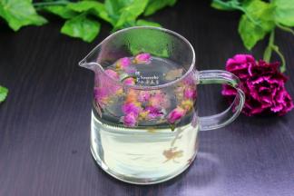 水煮沸，放凉至85度左右，把玫瑰花加入，泡玫瑰花茶；
