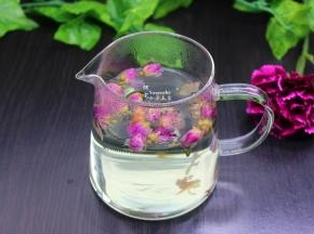 水煮沸，放凉至85度左右，把玫瑰花加入，泡玫瑰花茶；