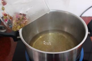 泡好的玫瑰花茶，倒入锅中；玫瑰花留在茶壶里，可以继续泡茶。