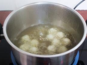 中火继续煮汤圆，煮汤圆的过程稍微拌一下，不粘锅；