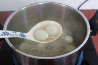 当汤圆浮起，说明汤圆已经煮熟；