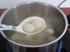 当汤圆浮起，说明汤圆已经煮熟；