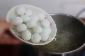 汤圆开袋，把汤圆倒入锅中；