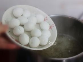 汤圆开袋，把汤圆倒入锅中；