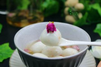 装入碗里即可吃，晒上一点玫瑰花瓣，色味俱全。