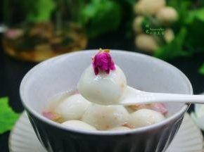 装入碗里即可吃，晒上一点玫瑰花瓣，色味俱全。