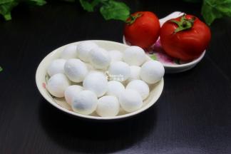 从冰箱取出购买的速冻汤圆，还有西红柿、白砂糖准备好的；