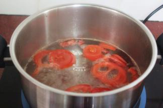 清水煮沸，加入西红柿块；