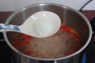 中火煮至汤圆浮起，加入白砂糖，拌均；