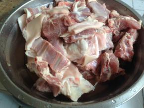 准备羊肉