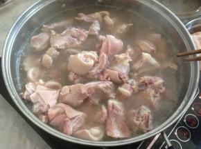 用热水焯一下羊肉