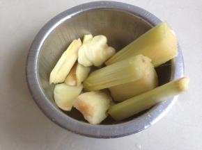 甘蔗刨皮，切段，姜切片，马蹄去皮切开两半