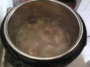 因为有羊蹄，所以将羊肉放进压力锅内压煮