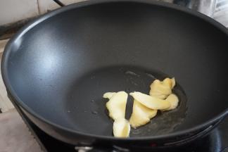 炒锅内加油烧热，放姜片