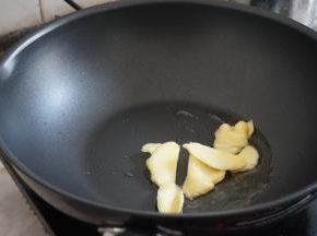 炒锅内加油烧热，放姜片