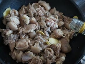 倒入酒，翻炒一下