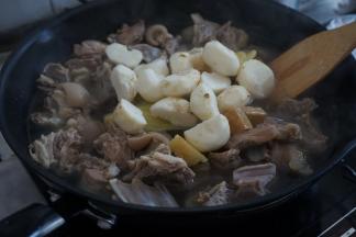 倒入水，加入甘蔗、马蹄、草果和腐乳翻炒一下