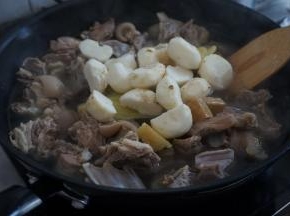 倒入水，加入甘蔗、马蹄、草果和腐乳翻炒一下