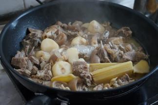 盖上锅盖，焖煮30分钟