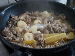 盖上锅盖，焖煮30分钟