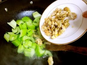 西芹颜色变翠绿后加入核桃仁翻炒约一分钟