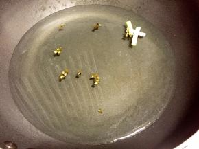 锅里放入适量清水，加入几颗花椒，葱头、适量料酒煮开。