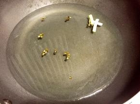 锅里放入适量清水，加入几颗花椒，葱头、适量料酒煮开。