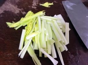 西芹洗净切成细长条