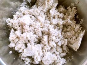 蒸好的香芋压碎，可以过筛下，这样会更细腻无颗粒