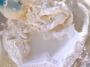 加剩下的温水和成面团