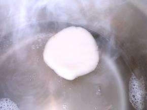 之后将揉好的糯米面团入锅煮6、7分钟