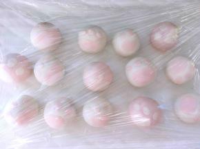 同样的方法做好其他面团，白色面团配粉色的猫爪，粉色的面团配白色的猫爪，防止面团表面干裂，做好的猫爪汤圆要盖上保鲜膜