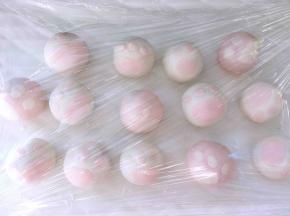 同样的方法做好其他面团，白色面团配粉色的猫爪，粉色的面团配白色的猫爪，防止面团表面干裂，做好的猫爪汤圆要盖上保鲜膜