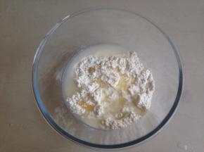 将面团的材料全部倒入和面盆里