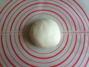 用手揉成光滑柔软的面团（也可以借助面包机和面），多揉揉面，能拉开薄膜的状态是最好的，揉好的面团盖上保鲜膜，松驰半个小时