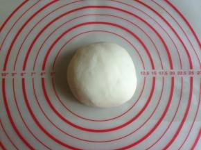 用手揉成光滑柔软的面团（也可以借助面包机和面），多揉揉面，能拉开薄膜的状态是最好的，揉好的面团盖上保鲜膜，松驰半个小时