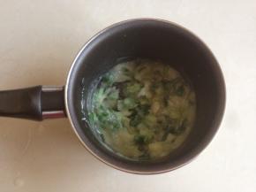 将油酥里的油倒入小锅里加热，倒入葱花和盐，炸出葱香味，关火，立即倒入面粉，快速拌匀，放凉备用。由于这几个步骤都比较快，所以拍不了照片，脑补一下吧