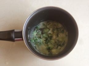 将油酥里的油倒入小锅里加热，倒入葱花和盐，炸出葱香味，关火，立即倒入面粉，快速拌匀，放凉备用。由于这几个步骤都比较快，所以拍不了照片，脑补一下吧