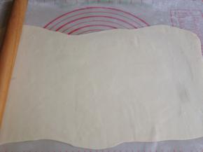 将松驰过的面团擀成长方形，擀薄一些