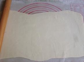 将松驰过的面团擀成长方形，擀薄一些