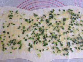 抹上做好的葱油酥