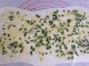 抹上做好的葱油酥