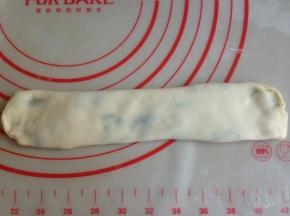 取一段，轻轻拉伸长，再按扁一下