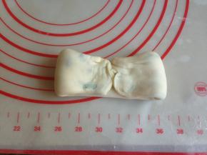 切口捏紧，两边分别向中间折叠