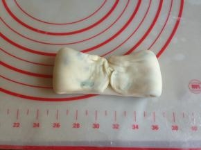 切口捏紧，两边分别向中间折叠