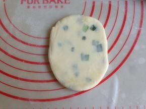 再用擀面棍擀开擀薄