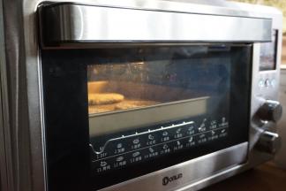 放入已经预热好180度的东菱K40C烤箱中下层，烘烤20分钟左右，烘烤的的过程中可以看到烤饼慢慢的鼓起来