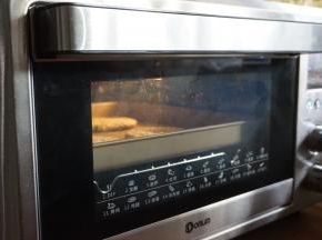 放入已经预热好180度的东菱K40C烤箱中下层，烘烤20分钟左右，烘烤的的过程中可以看到烤饼慢慢的鼓起来