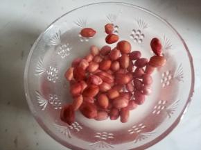 花生米用水泡至表皮发涨。